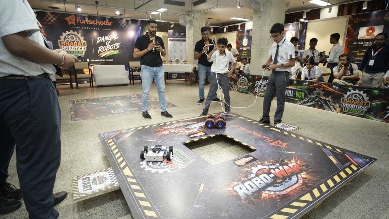 The host and teams around the Robo-War arena